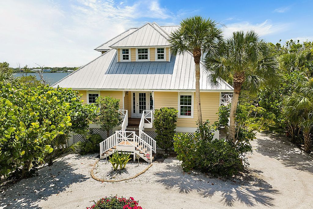 Bayfront home at 7515 Manasota Key Road
